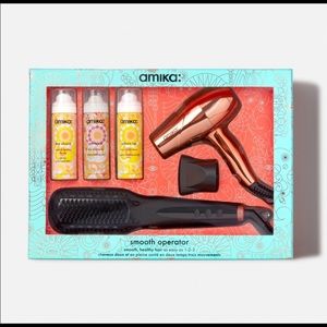 Amika Smooth Operator Kit straightening brush